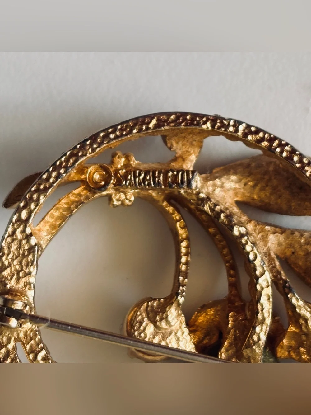 Vintage Sarah Cov Gold Tone Wreath Pin Textured Leaf Faux Pearl Green Accent